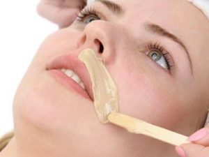 Нанесение сахарной пасты на кожу над губой