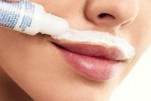 Нанесение крема на кожу над губой